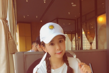 90后表妹来我家非要拉着给她照相